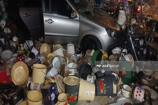 Gəncədə minik maşını mağazaya çırpıldı (FOTO)