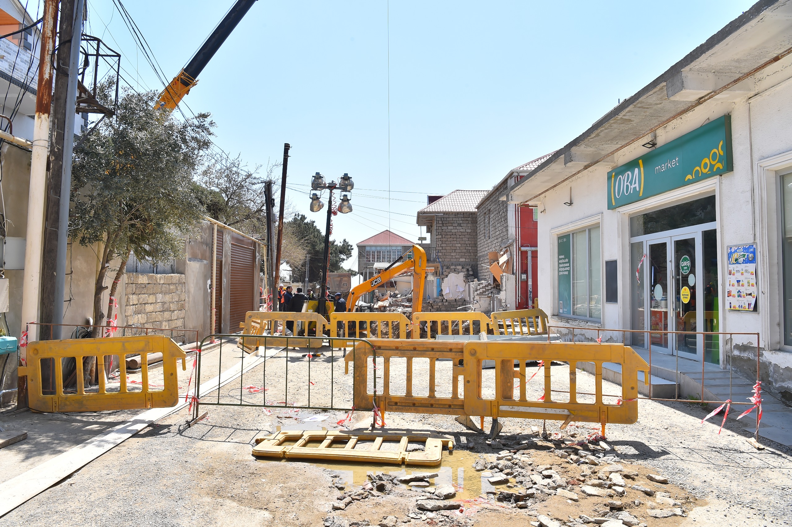 Üzərində evlər tikildiyinə görə çökən kollektorun qəzalı hissəsi dəyişdirilir (FOTO/VİDEO)
