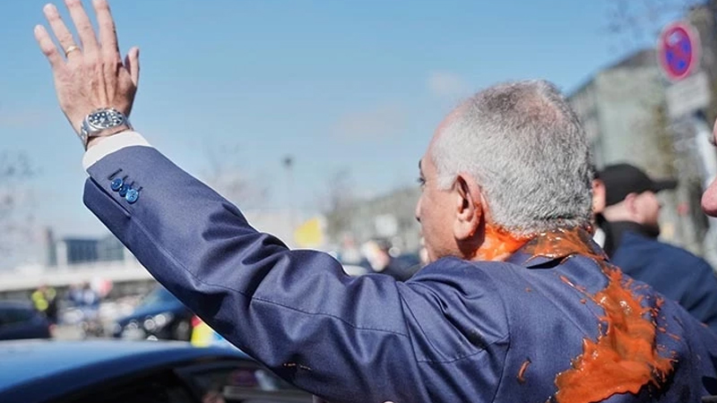 Berlində Rza Pəhləviyə etiraz: Sürgündəki şahzadəyə hücum (FOTO)