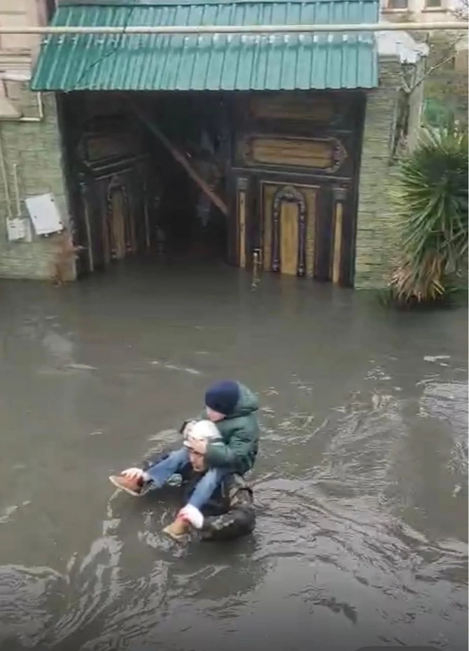 Keşlədə su basmış ərazidən 37 nəfər təxliyə edildi (YENİLƏNİB)