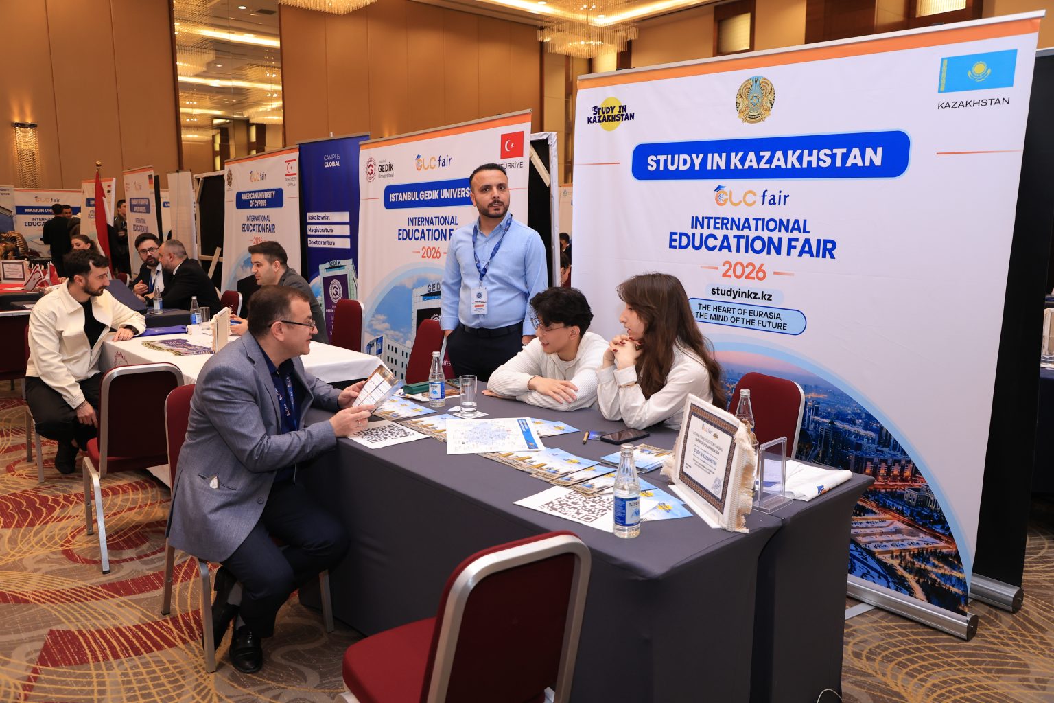 Qazaxıstan Bakıda keçirilən beynəlxalq sərgidə təhsil imkanlarını təqdim edib (FOTOLAR)