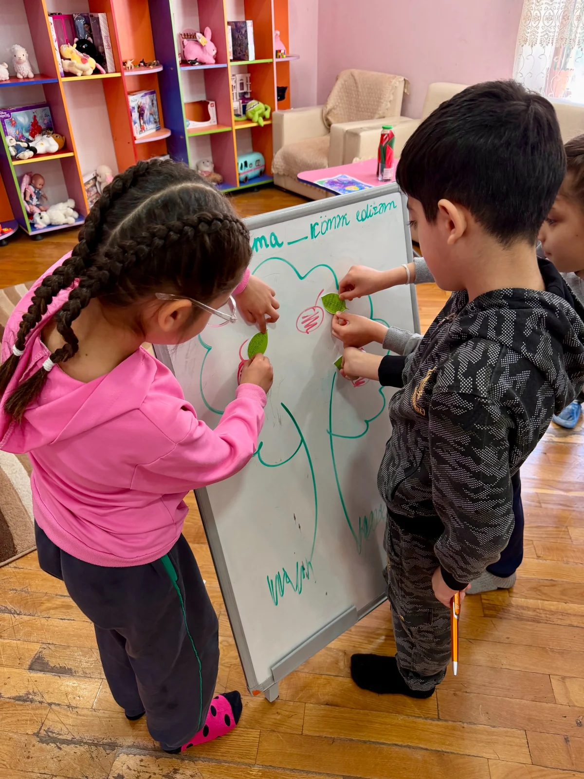 Leyla Əliyevanın təşəbbüsü ilə uşaq evlərində sosial-emosional öyrənmə proqramı icra olunur (FOTO)