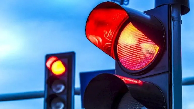 Hansı yollarda qırmızı işıqda keçmək olar? (VİDEO)
