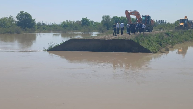 Kürdə suyun səviyyəsi artdı, Qarqar çayında bənd yarıldı (YENİLƏNİB/FOTO)
