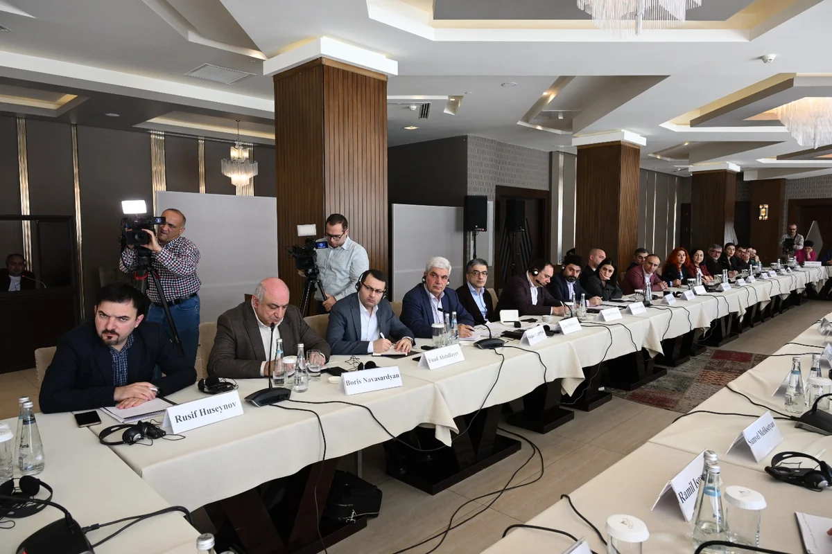 Hikmət Hacıyev Qəbələdə Azərbaycan və Ermənistan vətəndaş cəmiyyətlərinin nümayəndələri ilə görüşdü (FOTO)