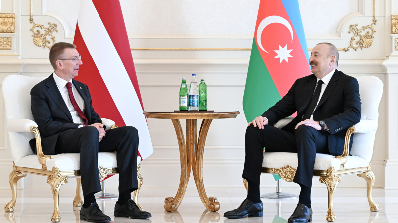 Prezidentlərin təkbətək görüşü keçirildi (YENİLƏNİB)