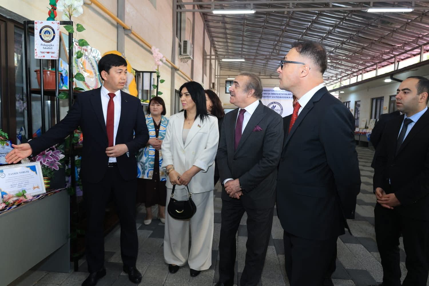 Elnarə Akimova Özbəkistanda 