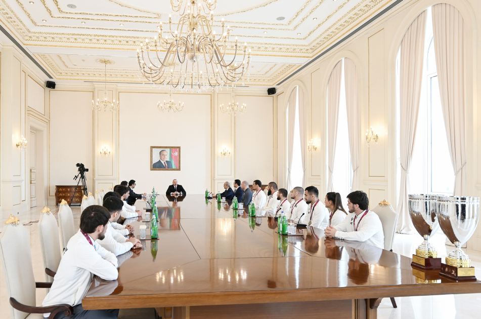 Prezident çempion güləşçiləri qəbul etdi (FOTO)