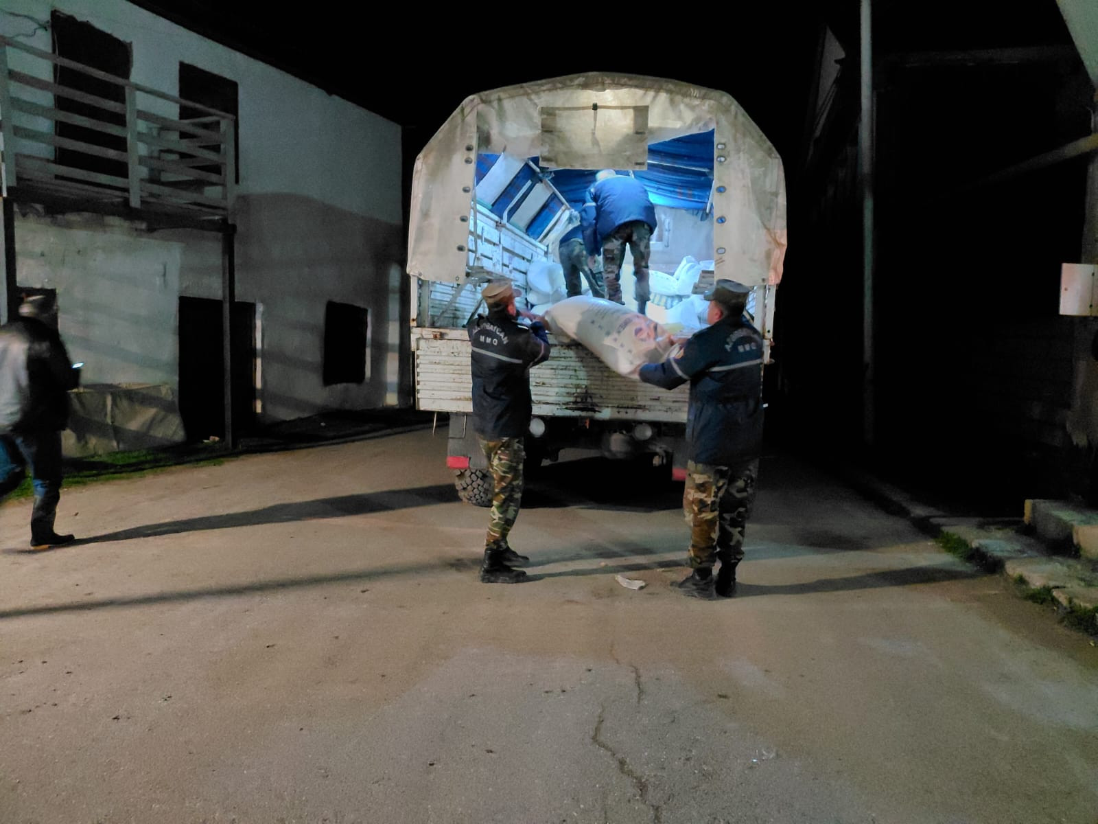 Qubada torpaq sürüşməsi: Rayonla kəndləri birləşdirən yol sıradan çıxdı (VİDEO)