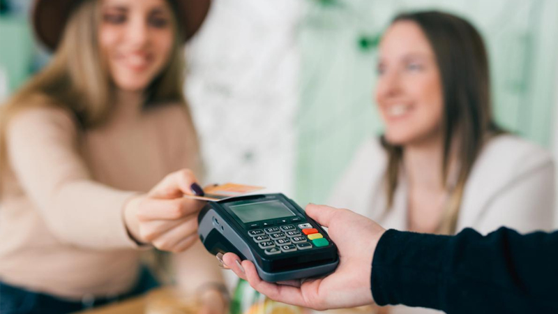 Pul var, amma qorxu qalıb: Yoxsulluqda böyüyən insanların 5 gizli vərdişi