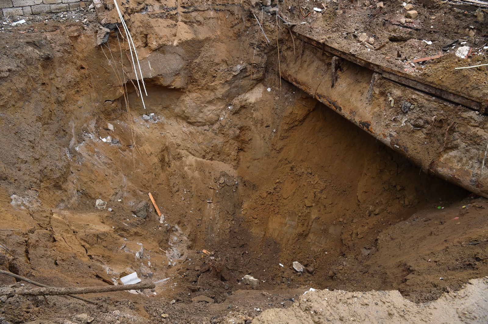 Kollektorun üzərində tikilən ev söküldü, xəttin bərpası işlərinə başlanıldı (FOTO/VİDEO)