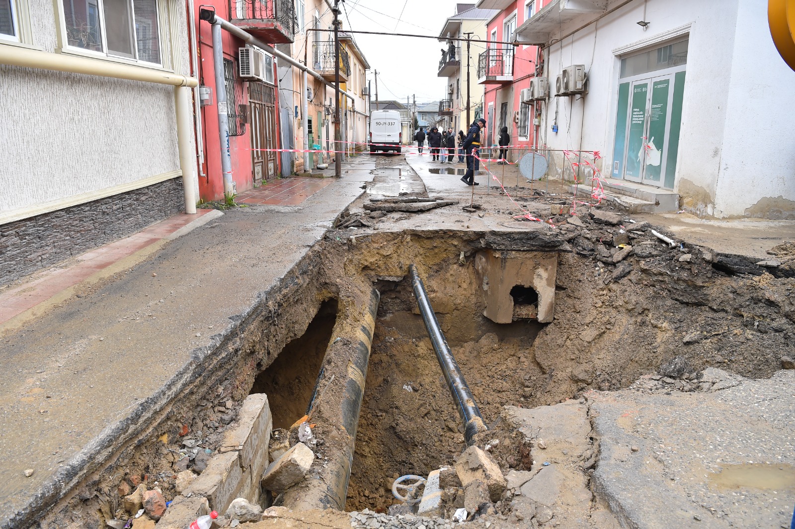 Kollektorun üzərində tikilən ev söküldü, xəttin bərpası işlərinə başlanıldı (FOTO/VİDEO)