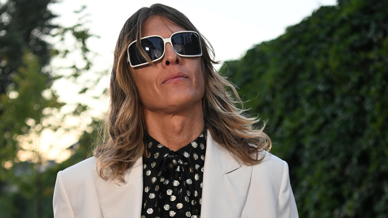 Stilist açıqladı: Ətəkli kostyumları necə geyinmək lazımdır? (FOTO)