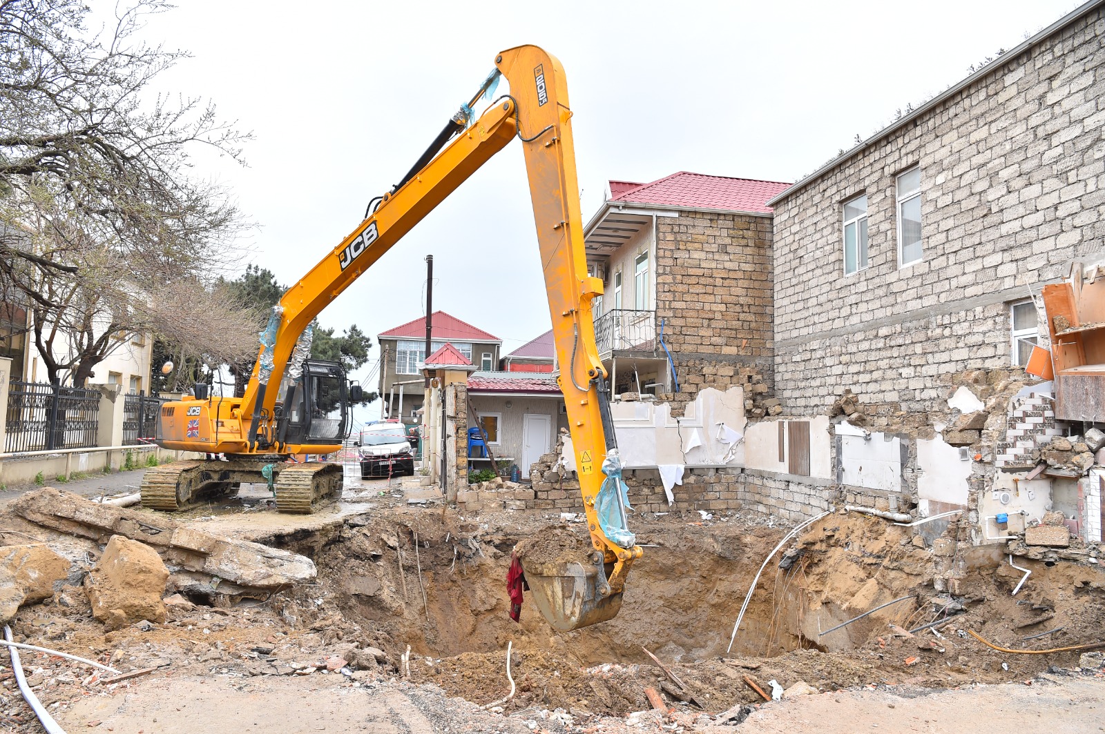 Kollektorun üzərində tikilən ev söküldü, xəttin bərpası işlərinə başlanıldı (FOTO/VİDEO)