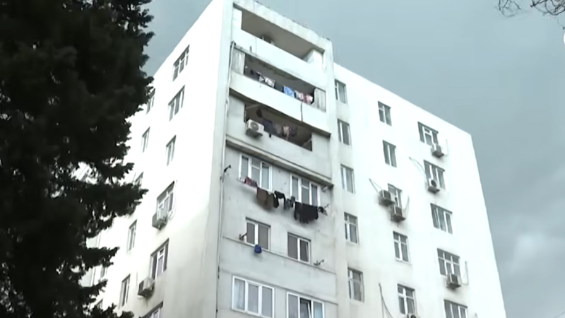 Bakıda məşhur aktyorun elmlər doktoru olan qardaşı qızı mənzilində ölü tapıldı (VİDEO)