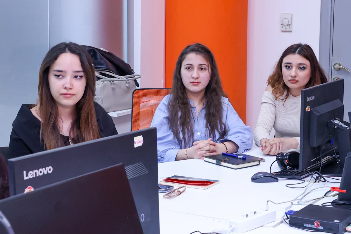 Baş redaktor: Jurnalist daim hərəkətdə olmalıdır (FOTO)