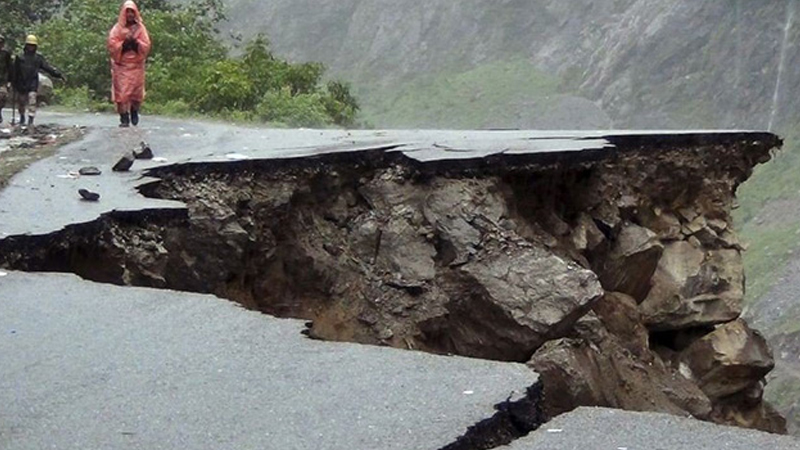 Bibiheybət yolunda torpaq sürüşməsi təhlükəsi: Hərəkət qismən məhdudlaşdırıldı