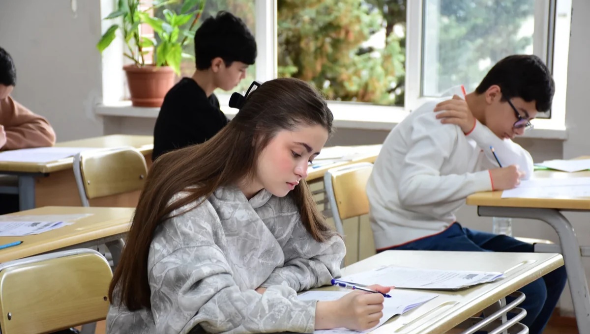 Buraxılış imtahanı keçirildi: 4 şagirddə telefon aşkarlandı