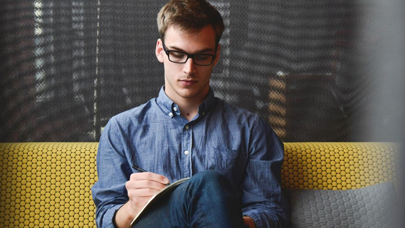 Təkcə kitab sevgisi deyil: Yüksək IQ-lü insanların 10 görünməz vərdişi