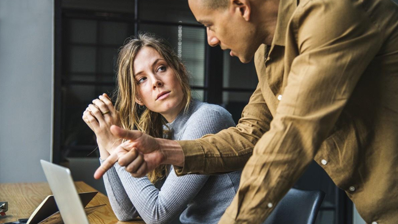 Psixoloq xəbərdarlıq edir: Bununla öz məhsuldarlığınıza zərər verirsiniz!
