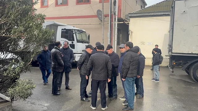 Keşlədə kollektorda qəzaya səbəb olan evin sökülməsinə başlanıldı (FOTO/VİDEO)