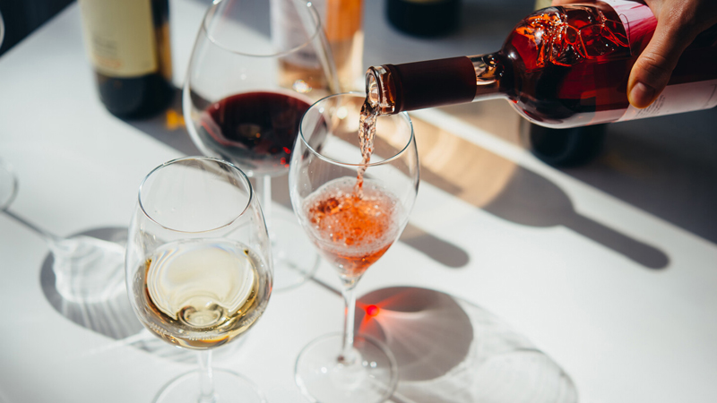 Şirin çəhrayı şərab çəki artımını sürətləndirir və dişləri zəiflədir