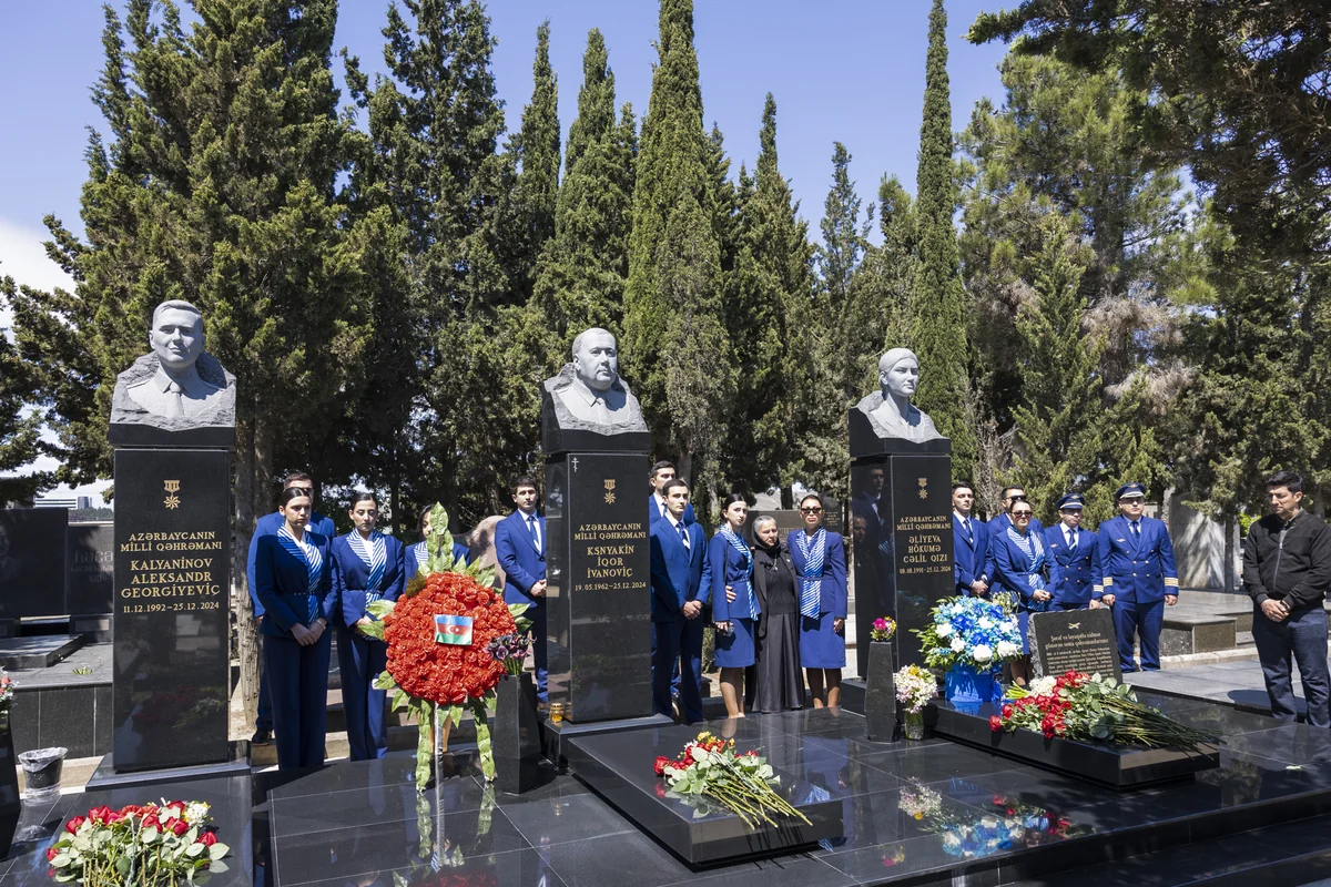 AZAL heyəti Hökumə Əliyevanın məzarını ziyarət etdi (FOTO)