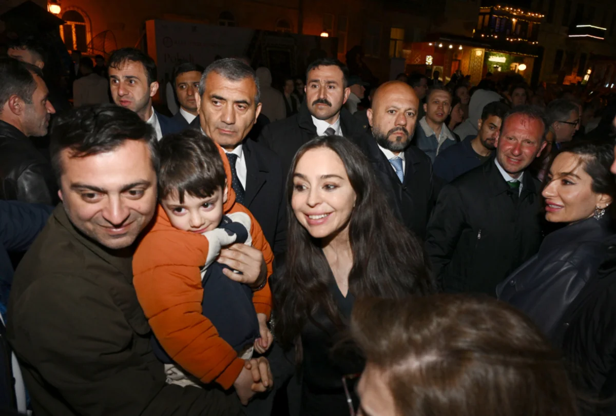 Leyla Əliyeva və Arzu Əliyeva Beynəlxalq Xalça Festivalını ziyarət erdi (FOTO)