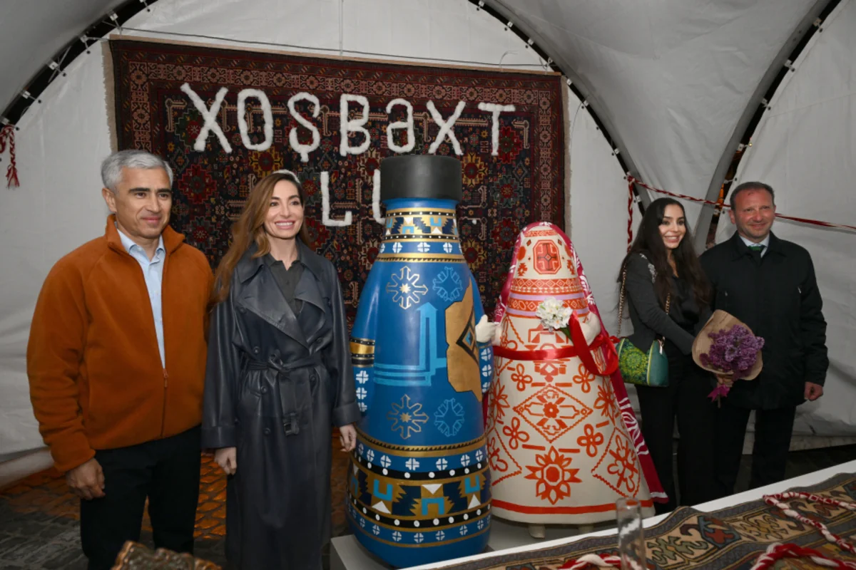 Leyla Əliyeva və Arzu Əliyeva Beynəlxalq Xalça Festivalını ziyarət erdi (FOTO)