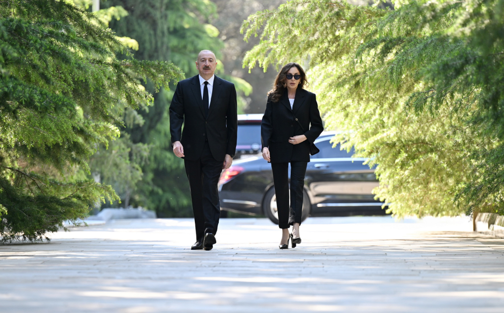 Prezident və birinci xanım Heydər Əliyevin məzarını ziyarət etdi (FOTO)