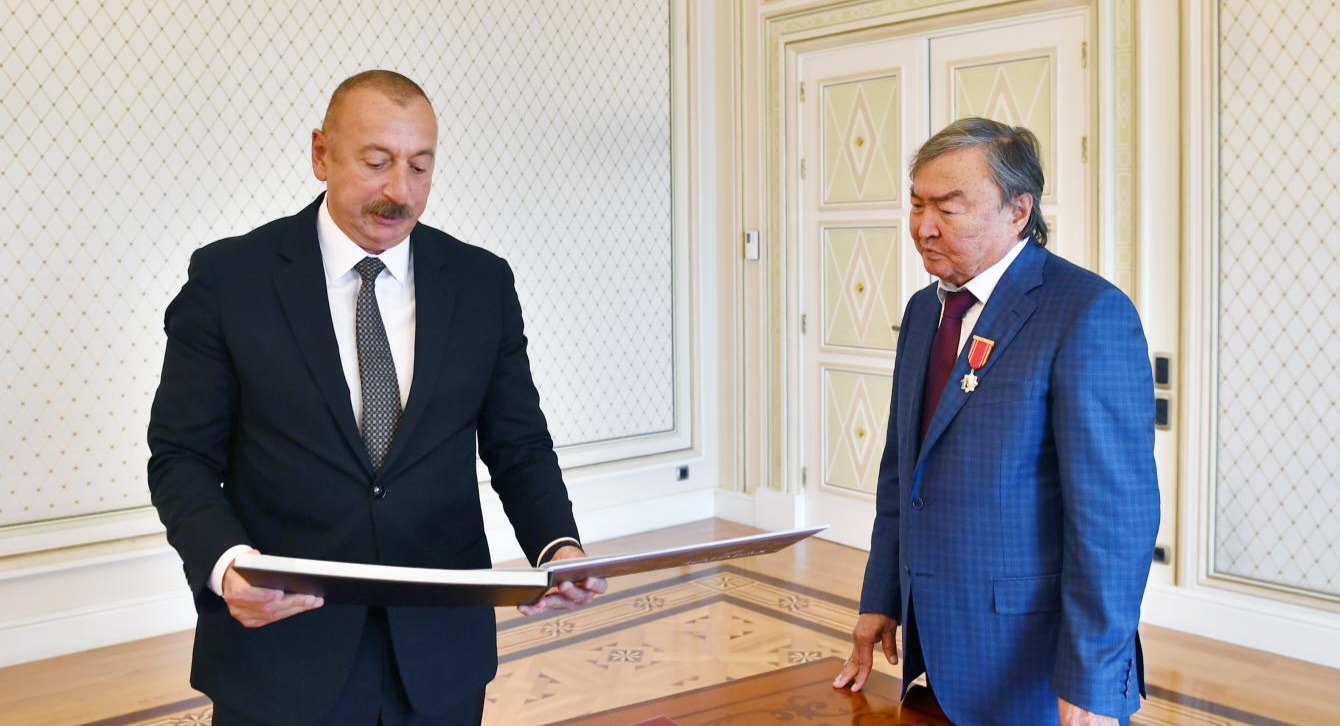 İlham Əliyev Oljas Süleymenovu təbrik etdi