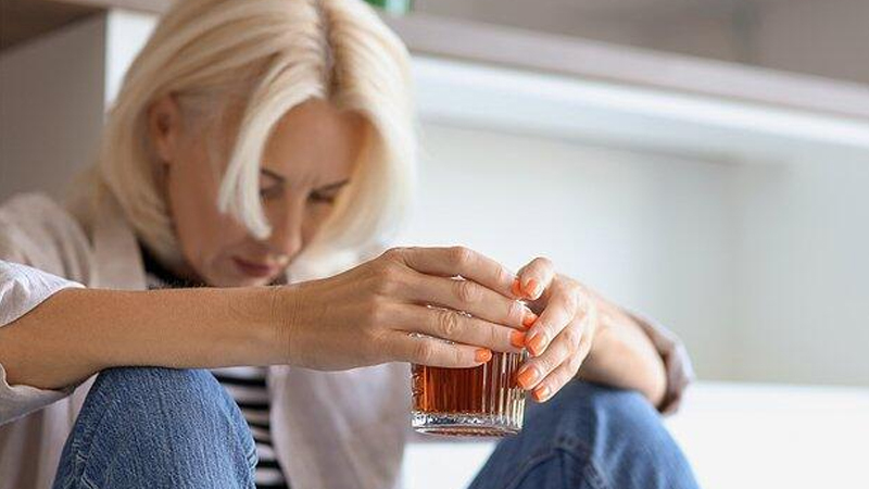 Həkim alkoqol asılılığının gizli əlamətləri barədə xəbərdarlıq etdi