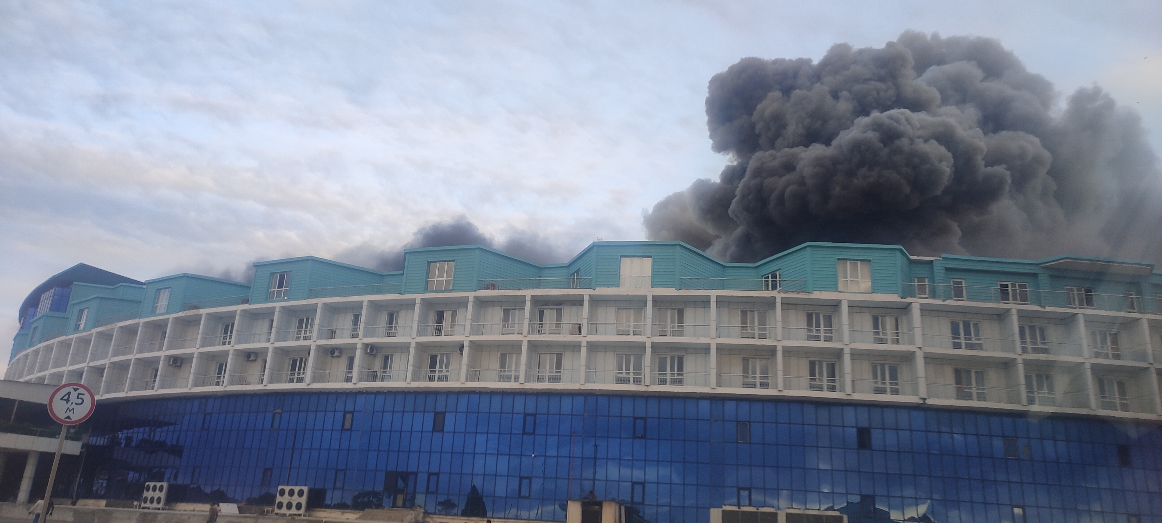 Azay Möhnətova məxsus AF hotel yanır (FOTOVİDEO)