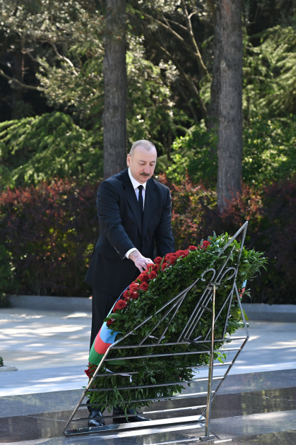 Prezident və birinci xanım Heydər Əliyevin məzarını ziyarət etdi (FOTO)