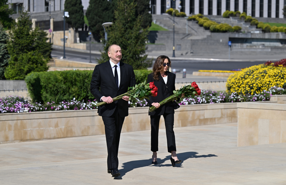 İlham Əliyev və Mehriban Əliyeva Həzi Aslanovun məzarını ziyarət etdi (FOTO)