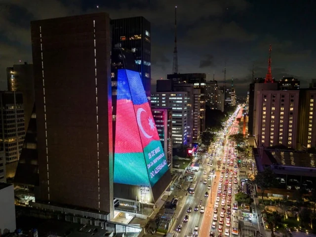 San-Pauluda Azərbaycan bayrağı göydələnlərdə proyeksiya edildi (FOTO)
