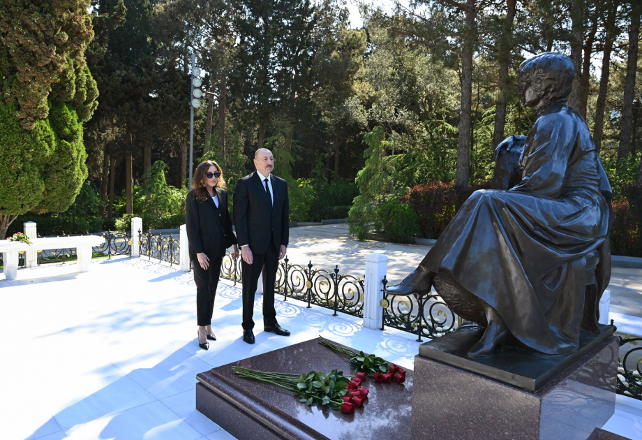 Prezident və birinci xanım Heydər Əliyevin məzarını ziyarət etdi (FOTO)