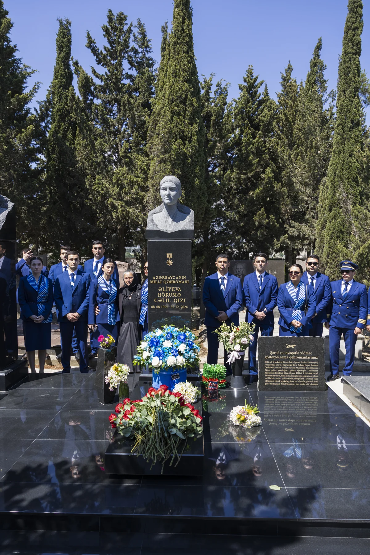 AZAL heyəti Hökumə Əliyevanın məzarını ziyarət etdi (FOTO)