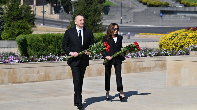 İlham Əliyev və Mehriban Əliyeva Həzi Aslanovun məzarını ziyarət etdi (FOTO)