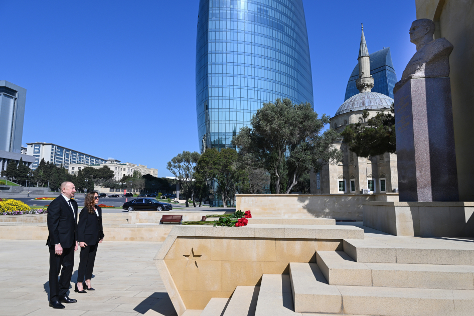İlham Əliyev və Mehriban Əliyeva Həzi Aslanovun məzarını ziyarət etdi (FOTO)