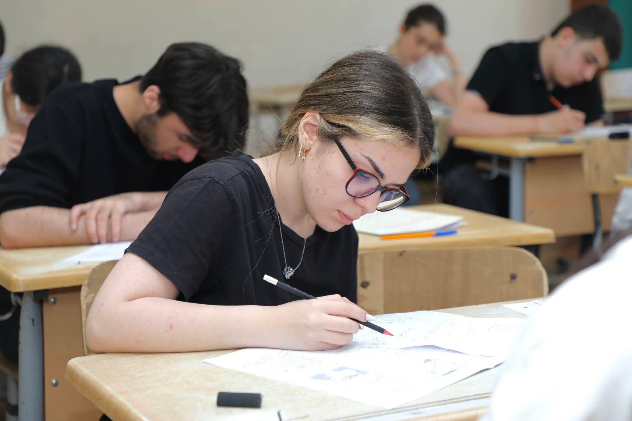 57 min nəfər imtahan verdi, yeddisində telefon aşkarlandı (FOTO)
