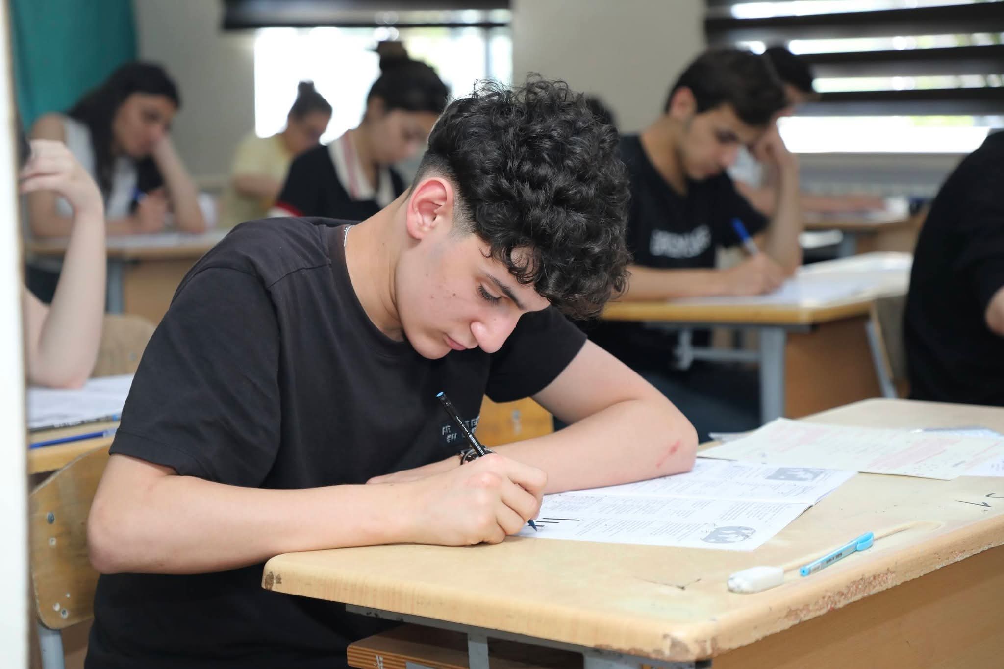 57 min nəfər imtahan verdi, yeddisində telefon aşkarlandı (FOTO)