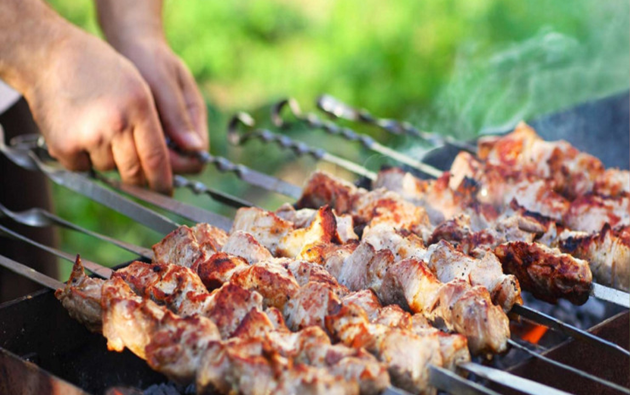 Bayram günü kabab bişirmək istədilər - Başlarına iş gəldi