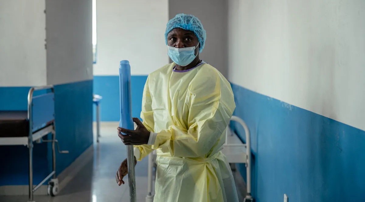 Həkimlər Ebola qarşısında aciz qalıb - Virus daha bir ölkədə yayılır