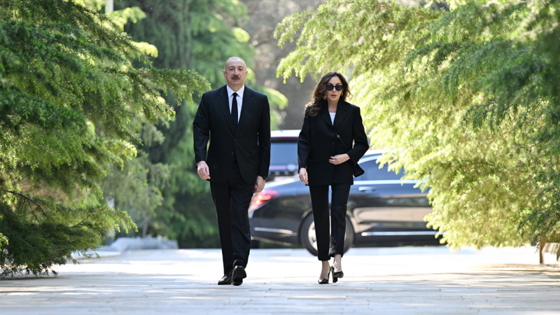 Prezident və birinci xanım Heydər Əliyevin məzarını ziyarət etdi (FOTO)