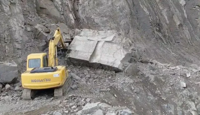 Lahıc yolunda uçqun: Rayon mərkəzi ilə əlaqə kəsildi (FOTO)