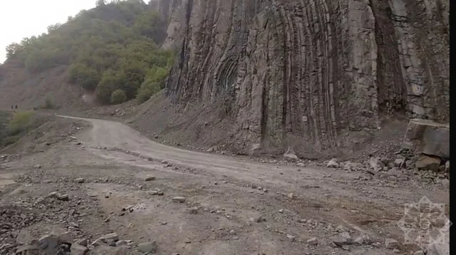 Lahıc yolunda uçqun: Rayon mərkəzi ilə əlaqə kəsildi (FOTO)