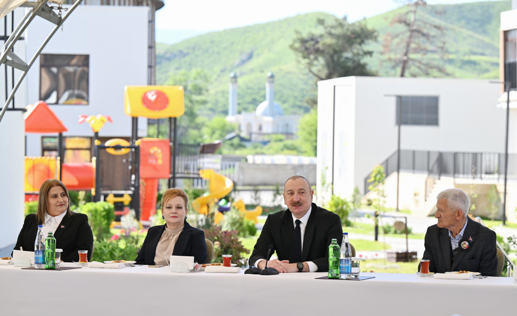 Prezident sakinlərlə görüşdü, 