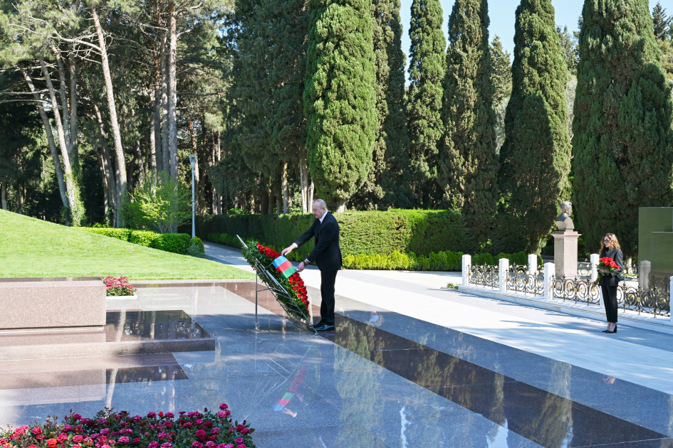 Prezident və birinci xanım Heydər Əliyevin məzarını ziyarət etdi (FOTO)