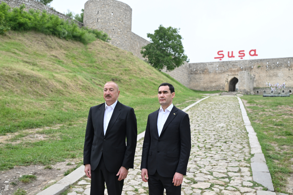 Prezidentlər Şuşada tanınmış şəxsiyyətlərin güllələnmiş büstlərinə baxdı (YENİLƏNİB)